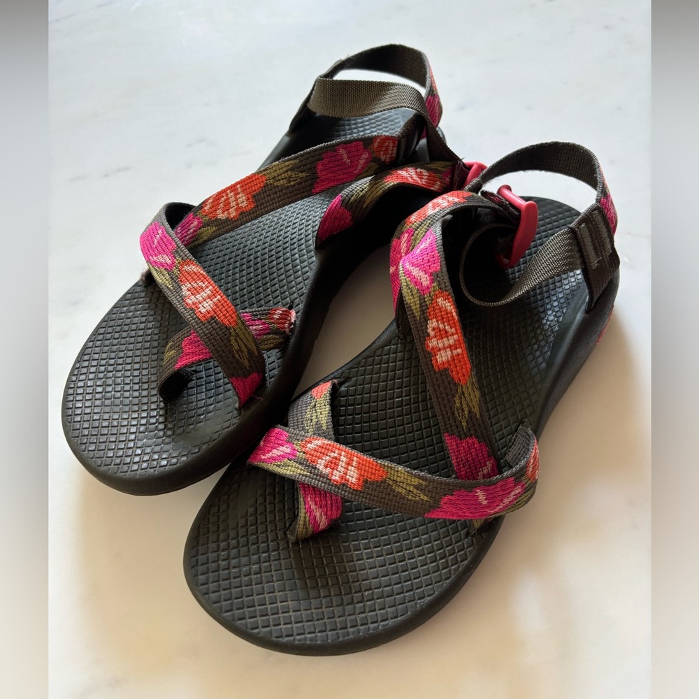 Chaco Z/2 size 9 women’s with rose webbing and toe loops